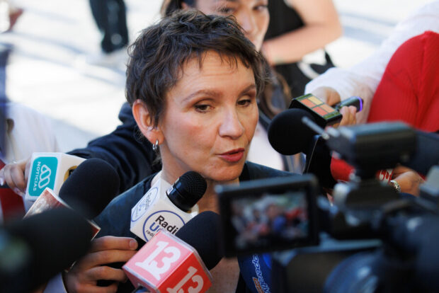 Carolina Tohá entre cámara y micrófonos en un punto de prensa.