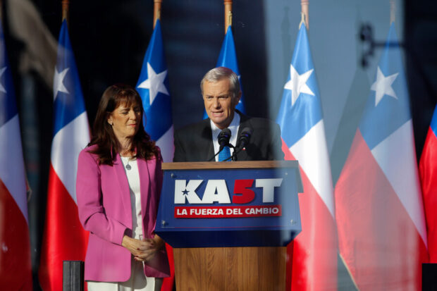 El candidato presidencial José Antonio Kast, en su cierre de campaña en Temuco junto a su esposa, Maria Pia Adriasola. 