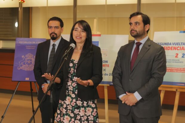 Directora nacional (s) del Servicio de Registro Civil e Identificación, Elssy Sobino, entrega informaciones para la segunda vuelta presidencial. 