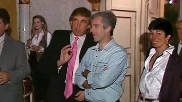 Donald Trump junto a Jeffrey Epstein, foto de los primeros archivos filtrados al público entre ambos juntos a finales de los 90 e inicio de los 2000. Vía justice.gov/epstein. Departamento de Jusitica de Estados Unidos 