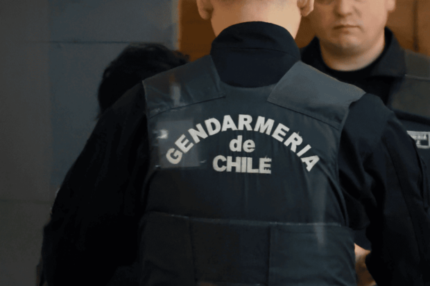 Funcionarios de espaldas utilizando un chaleco antibalas de gendarmería.