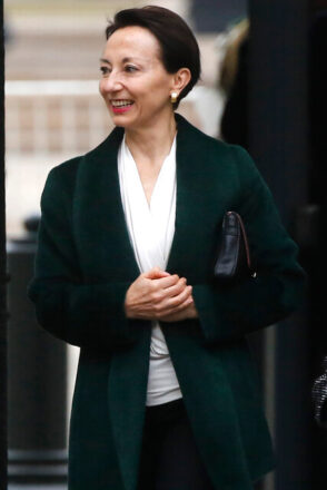 Gloria Ana Chevesich, ministra de la Corte Suprema, caminando en un espacio público tras su elección como presidenta del máximo tribunal.