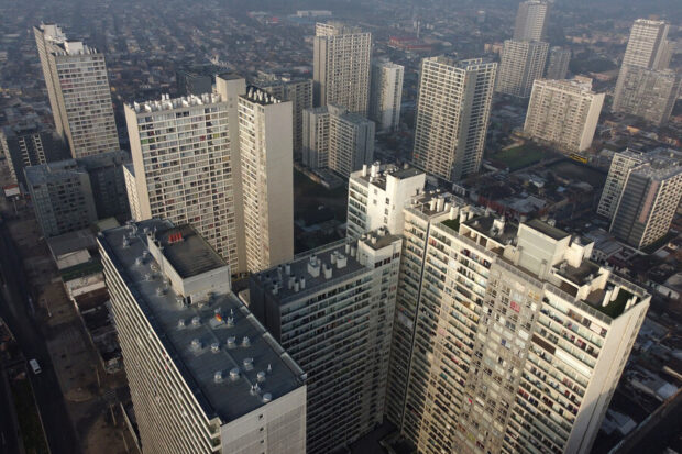 Vista aérea de edificios de Estación Central, los llamados "guetos verticales".