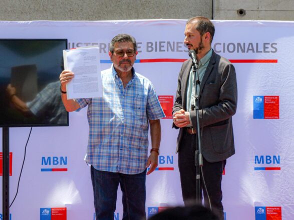 Higinio Espergue presidente de la Corporación Memoria Borgoño y el ministro de Bienes Nacionales, Francisco Figueroa. 
