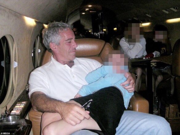 Jeffrey Epstein tomando en brazo a una menor en el Lolita express, su avión privado. Vía justice.gov/epstein