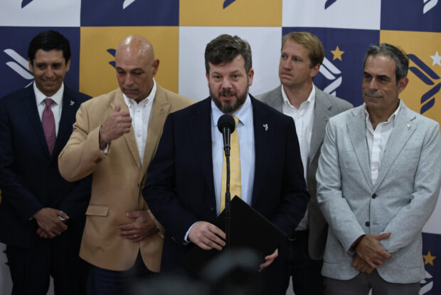 Johannes Kaiser y directiva del Partido Nacional Libertario. Diego Martin/Aton Chile.