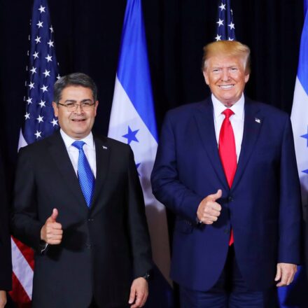Juan Orlando Hernández, ex presidente de Honduras condenado a 45 años por narcotráfico junto a Donald Trump quién le otorgo un indulto luego de pasar cerca de 1 año en la cárcel. Vía X@MeidasTouch