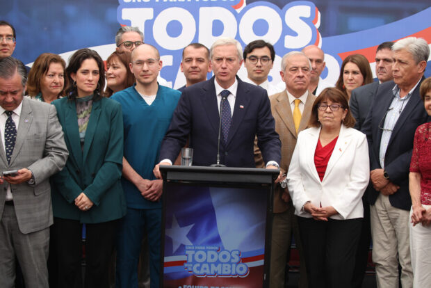 Punto de prensa de José Antonio Kast junto a un equipo de al menos 10 personas.