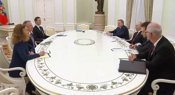 La delegación estadounidense de Steve Witkoff y Jared Kushner junto al cuerpo negociador ruso liderado por Vladimir Putin. Vía Agencia rusa de noticias, Tass.