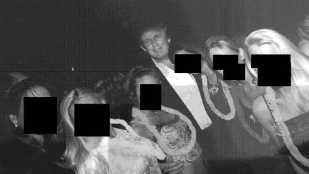 Imagen en blanco y negro de Donald Trump con 6 mujeres, 3 de cada lado. Todas con un cuadro negro tapándoles la cara.