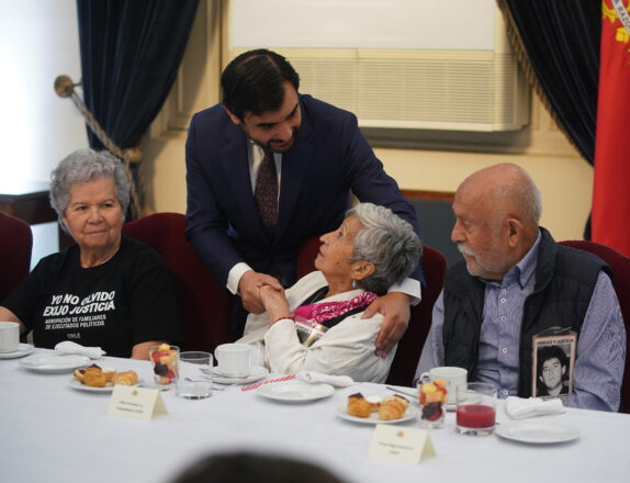 Jaime Gajardo junto a integrantes de la AFEP.
