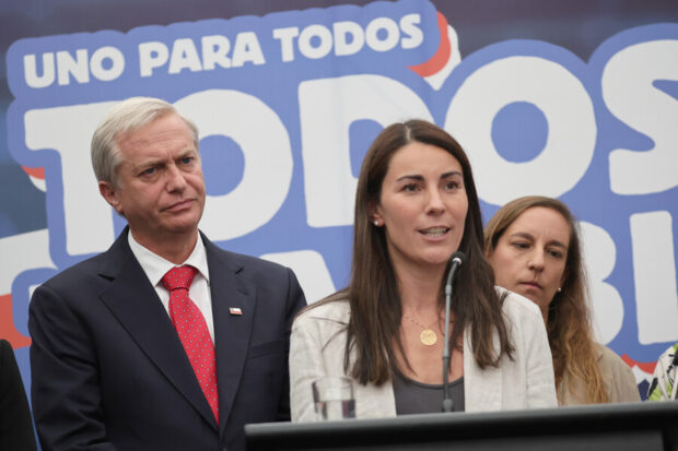 María Paz Arzola, coordinadora del Programa Social del Instituto Libertad y Desarrollo, junto al candidato republicano José Antonio Kast.