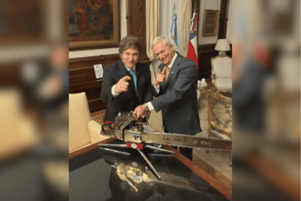 José Antonio Kast y Javier Milei con una motosierra.