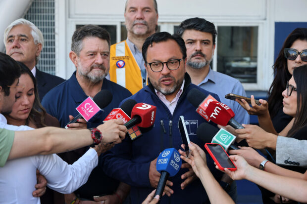 Rafael Collado en un punto de prensa rodeado de micrófonos de distintos medios de comunicación.