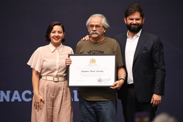 El muralista Alejandro "Mono" González, recibe el Premio Nacional de Artes Plásticas. 