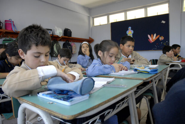 Fotografía de niños estudiantes chilenos. Foto: Wikimedia Commons.