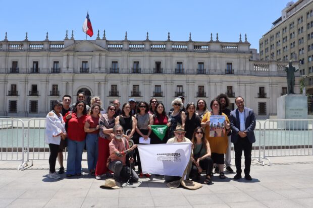Organizaciones migrantes fuera del palacio de La Moneda.