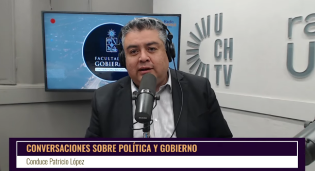 Patricio López conduce el programa “Conversaciones sobre Política y Gobierno” en el estudio de Radio Universidad de Chile, con micrófono y audífonos, junto al logo de la Facultad de Gobierno.