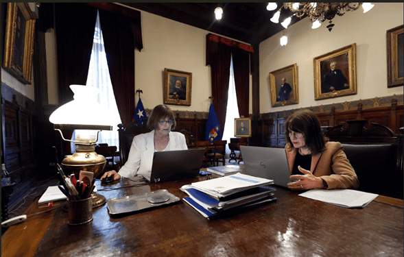 La Rectora de la Universidad de Chile, Rosa Devés, y la prorrectora Alejandra Mizala.