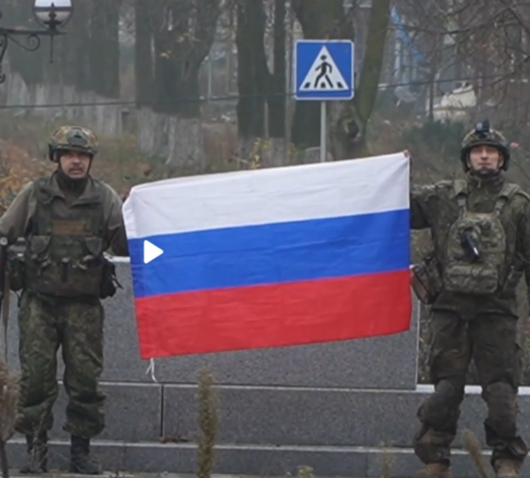 Soldados rusos desplegando la bandera de Rusia en el centro de Prokovsk. Vía Agencia Tass, Rusia.