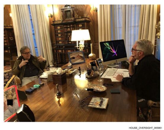 Steve Bannon, exasesor de Trump y una de las principales figuras del movimiento MAGA, junto a Jeffrey Epstein. Vía justice.gov/epstein