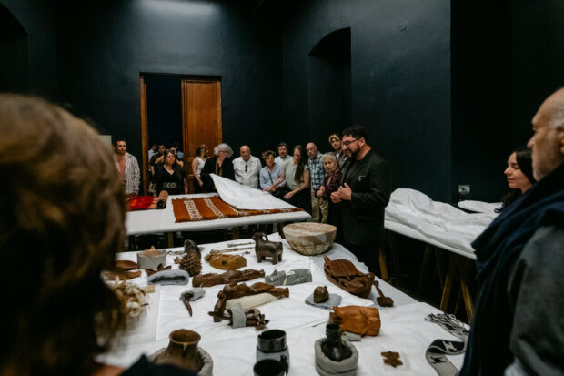 Exhibición de “Vivos y presentes. Arte de los pueblos Atacameño/Lickanantay, Mapuche y Rapanui”, exposición del Museo Chile de Arte Precolombino.