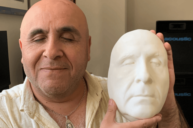 Uno de los participantes de la muestra "Autorretrato ciego" con el molde 3D de su fotografía. 