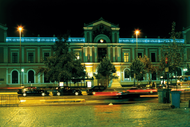 Intervención del artista Gonzalo Díaz en la Casa Central de la U. de Chile. 
