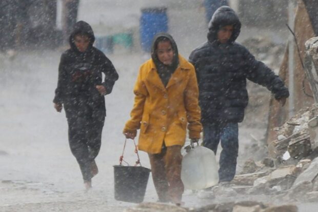 Niños bajo la lluvia en la Franja de Gaza.