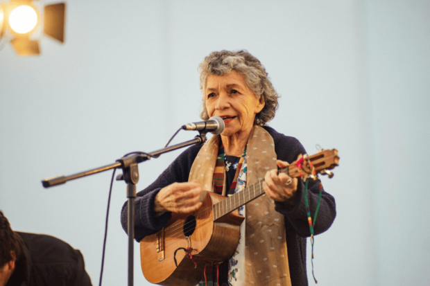 Isabel Parra en vivo en la inauguración de la exposición Por la vida... siempre!, realizada en 2023 en la Usach. Foto: Pablo Selman. 