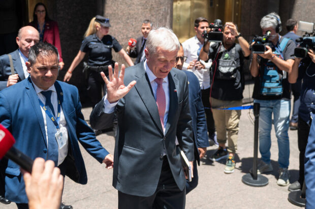 José Antonio Kast saliendo de la Casa Rosada.