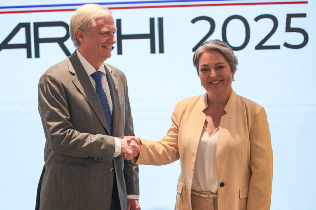 Los Candidatos Presidenciales Jose Antonio Kast y Jeannette Jara, participan de la foto oficial del Debate Archi 2025 por segunda Vuelta en el Campus Oriente UC Diego Martin /Aton Chile