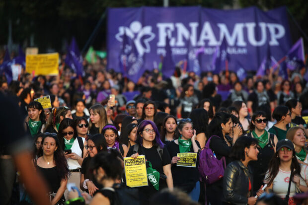 Grupo de mujeres en una manifestación calllejera.