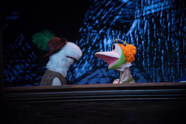 Dos marionetas de 31 Minutos frente a frente sobre un escenario, caracterizadas con vestuario de época, en una escena del espectáculo Don Quixote.