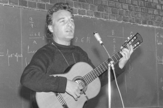 Patricio Manns, voz fundamental de la Nueva Canción Chilena.