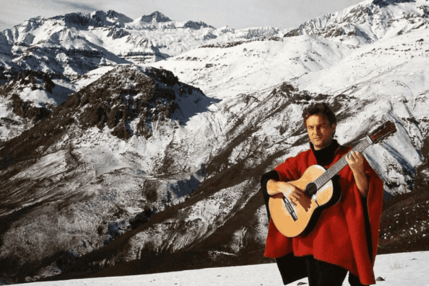 Patricio Manns, voz fundamental de la Nueva Canción Chilena.