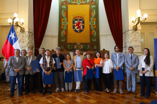Autoridades junto a los ganadores de los Premios Literarios de Santiago 2025. Foto: Municipialidad de Santiago.