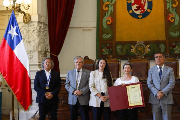 Autoridades junto a Rossana Dresdner, ganadora de la categoría novela en los Premios Literarios de Santiago 2025. 