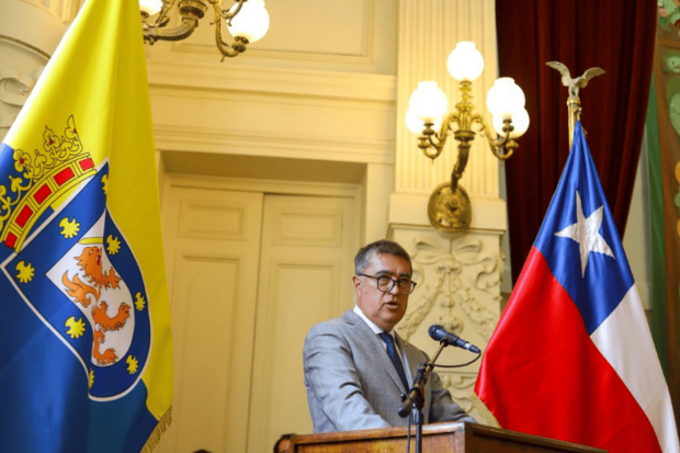 El alcalde de Santiago, Mario Desbordes, en la entrega de los Premios Literarios de Santiago 2025. 