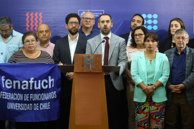 El ministro de Hacienda, Nicolas Grau, junto al ministro del Trabajo y Prevision Social, Giorgio Boccardo, representantes de la CUT y del sector publico, encabezan la firma del acuerdo de reajuste del sector publico.