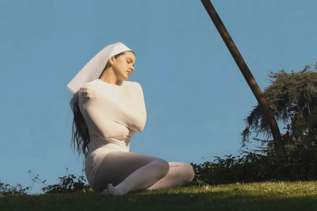 Fotografía de la artista española Rosalía durante la era Lux.