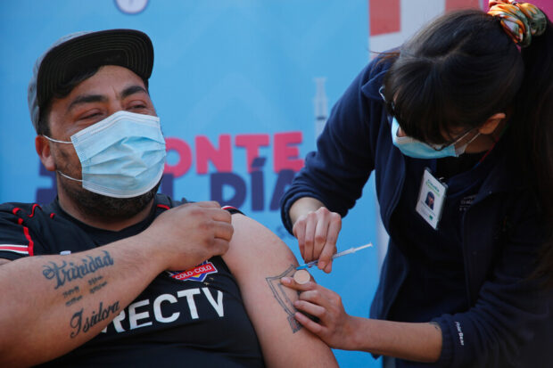 Hombre vacunándose en el marco de la campaña de inoculación contra el COVID. 