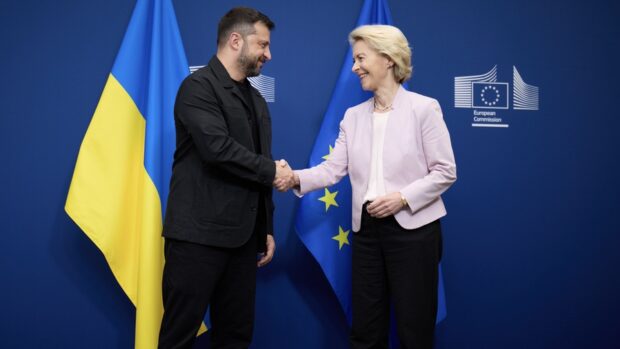 Presidente de Ucrania, Volodímir Zelenskyy y la presidenta de la Comisión Europea, Úrsula von der Leyen. 