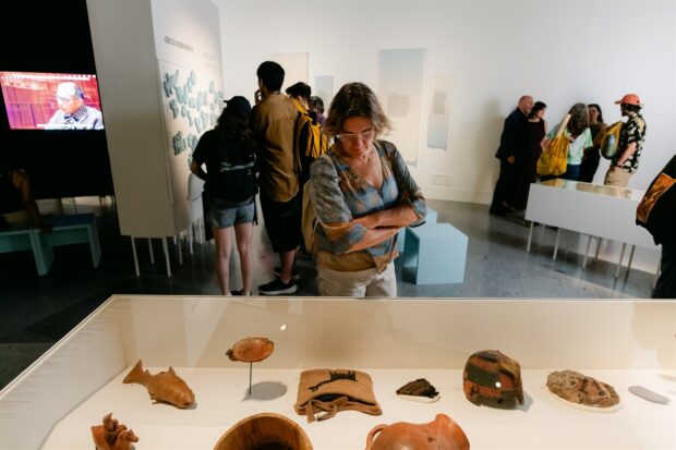 Exhibición de “Vivos y presentes. Arte de los pueblos Atacameño/Lickanantay, Mapuche y Rapanui”, exposición del Museo Chile de Arte Precolombino.