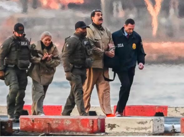 Nicolás Maduro y su esposa Cilia Flores han llegado este lunes al tribunal de Nueva York donde comparecerán en las próximas horas acusado de delitos relacionados con el narcotráfico, después de ser capturados el sábado durante una operación militar de Estados Unidos. Foto Europa Press.