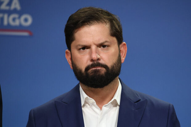 El Presidente Gabriel Boric Font, entrega punto de prensa luego de una reunion en el Palacio de La Moneda con los ministros del Interior, Alvaro Elizalde; de Relaciones Exteriores, Alberto van Klaveren; la ministra Secretaria General de Gobierno, Camila Vallejo y el ministro (s) de Defensa Nacional, Ricardo Montero. Por el conflicto en Venezuela Diego Martin/Aton Chile