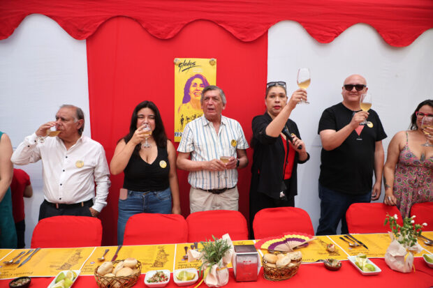 El Partido Comunista realiza su tradicional Caldillo de Congrio en la Casa Michoacan de Los Guindos, de la comuna de La Reina. Foto: Dragomir Yankovic/Aton Chile
