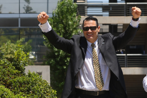 Claudio Crespo celebrando con los brazos arriba en símbolo de víctoria.