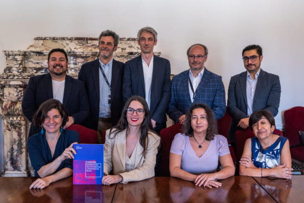 Ministras Etcheverry y Vallejo reciben informe final de la Comisión Asesora contra la Desinformación. Foto: Gobierno de Chile.