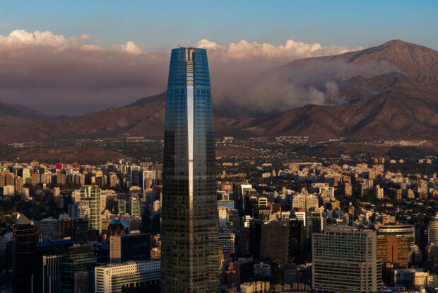 Vista aérea de la ciudad de Santiago con el Costanera Center en primer plano.